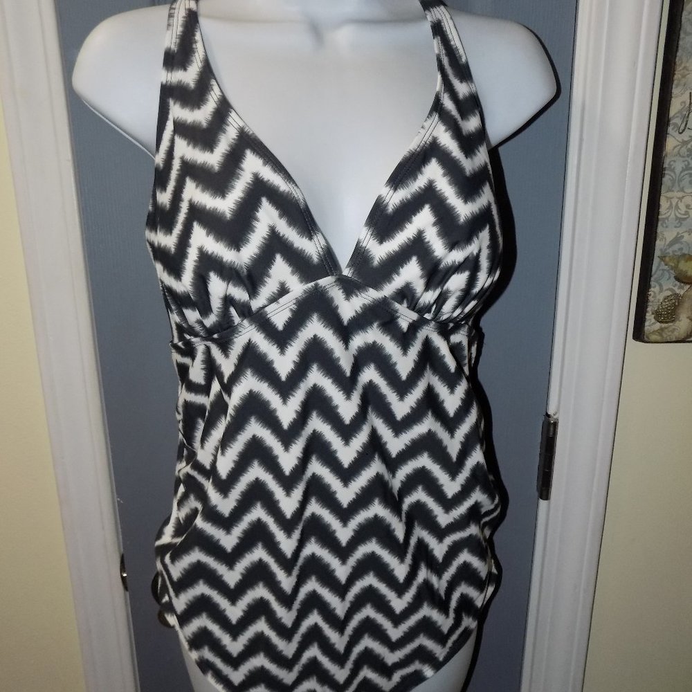Liz Lange Maternity Swim Suit Chevron Gray White